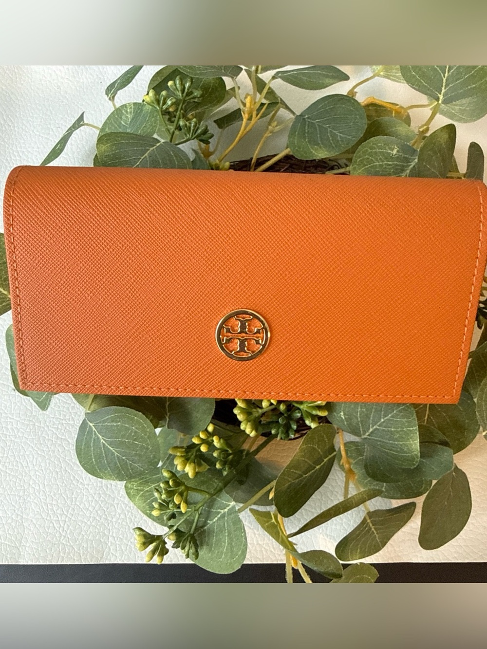 Tory Burch Saffiano Continental sunglasses case Bright Orange w. Logo Medallion